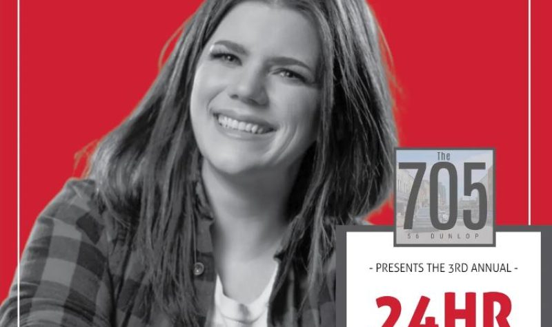 La photo en noir et blanc d'une jeune femme souriante et les bras croisée sur un fond rouge accompagné des informations en lien avec la campagne de financement