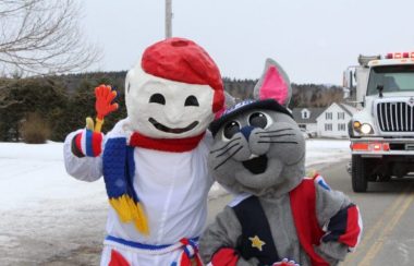 Deux personnes costumées en Bonhomme Carnaval et en lapin.