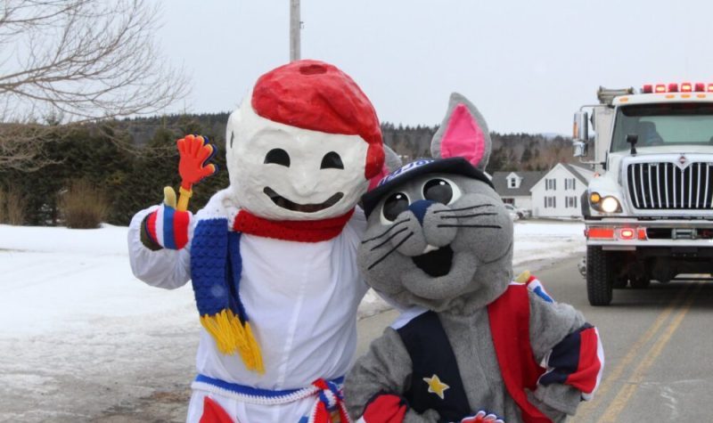 Deux personnes costumées en Bonhomme Carnaval et en lapin.