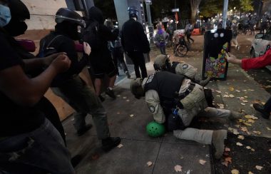 Des policiers arrêtent des manifestants dans les rues.