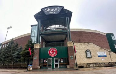 Le stade Shaw Park avec le logo des Goldeys en rouge et blanc au centre de la porte d'entrée.