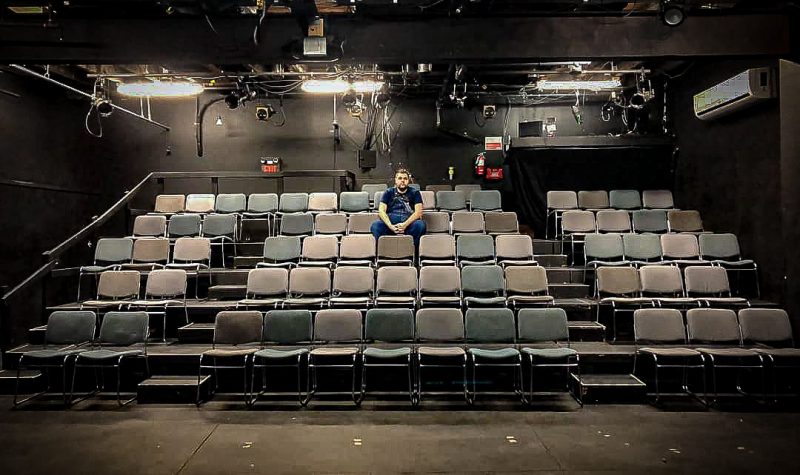 Matthew Downey, directeur technique du Bus Stop Theater, assis dans la salle vide du théâtre. Photo : Bus Stop Theater