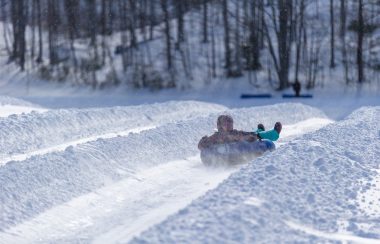 Une fille fait de la descente en tube à neige