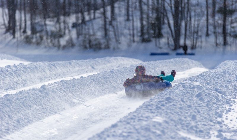 Une fille fait de la descente en tube à neige