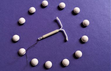 fond violet avec petite pilule blanche positionnées pour former un cercle avec un stérilet au milieu