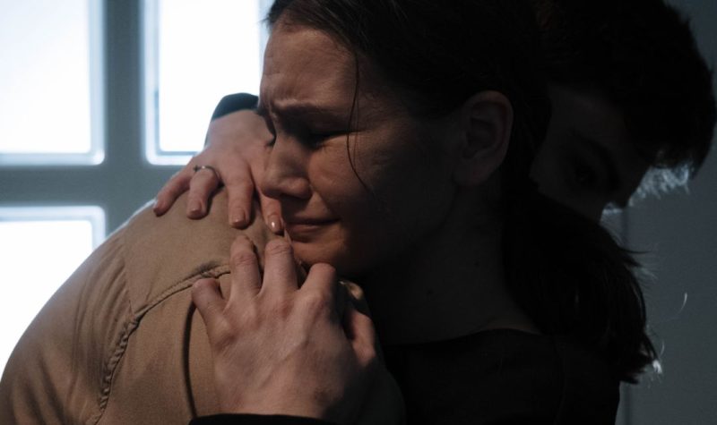Dos personas abrazadas llorando