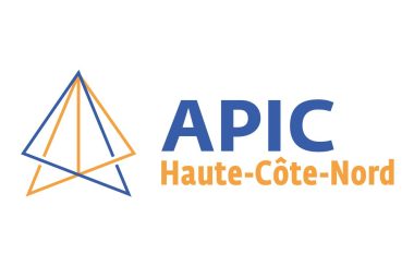 Logo de l’APIC Haute-Côte-Nord, APIC écrit en bleu et Haute-Côte-Nord en jaune.