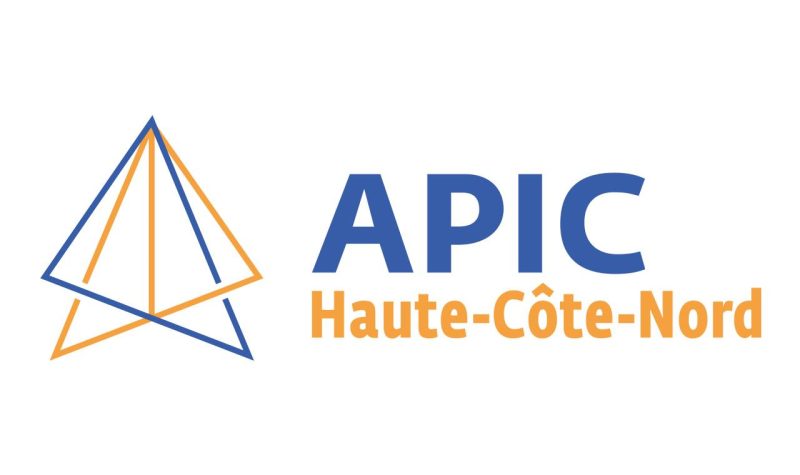 Logo de l’APIC Haute-Côte-Nord, APIC écrit en bleu et Haute-Côte-Nord en jaune.
