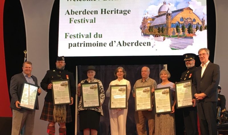 des personnes devant un panneau écrit dessus Festival du patrimoine d'Aberdeen