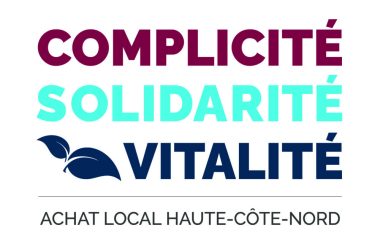 Logo de la campagne achat local de la Haute-Côte-Nord écrit en rouge bourgogne complicité, en bleu pâle solidarité et en bleu foncé vitalité.