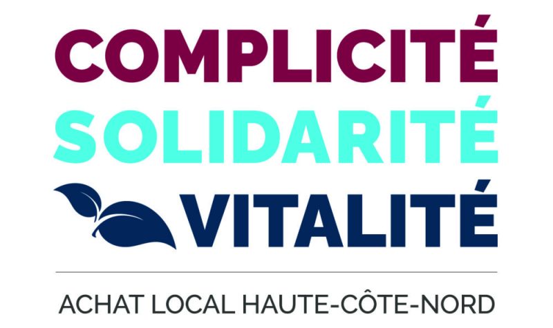 Logo de la campagne achat local de la Haute-Côte-Nord écrit en rouge bourgogne complicité, en bleu pâle solidarité et en bleu foncé vitalité.