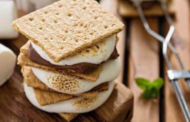 Un s'more fait à partir de biscuits, d'un morceau de chocolat et d'une guimauve.