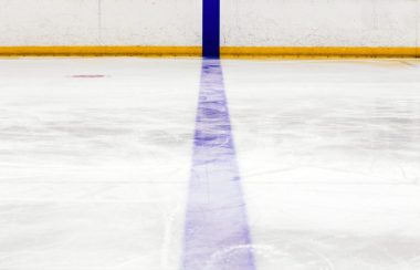 La ligne bleue sur la patinoire.