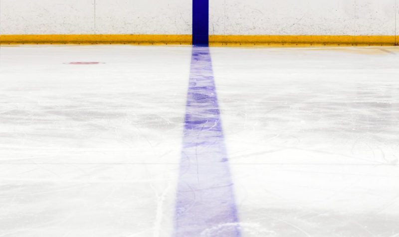 La ligne bleue sur la patinoire.