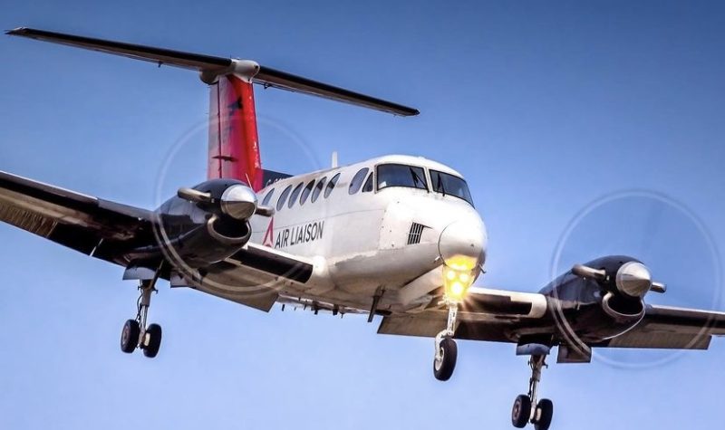 Un avion à une hélice sur chaque en plein vol.