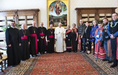 Angie Crerar est parmi une assemblée à côté du pape François.