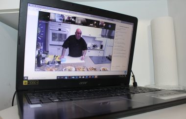 Le chef Pat à l'écran d'un ordinateur portable