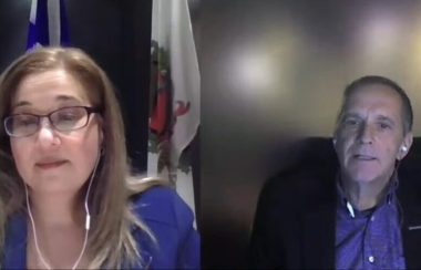 Une capture d'écran partagée de la séance municipale sur youtube. À gauche de l'écran Doreen Assad est dans son bureau. Elle porte une blouse mauve et des lunette. À droite de l'écran, Michel Gervais porte une chemise mauve et un veston noir