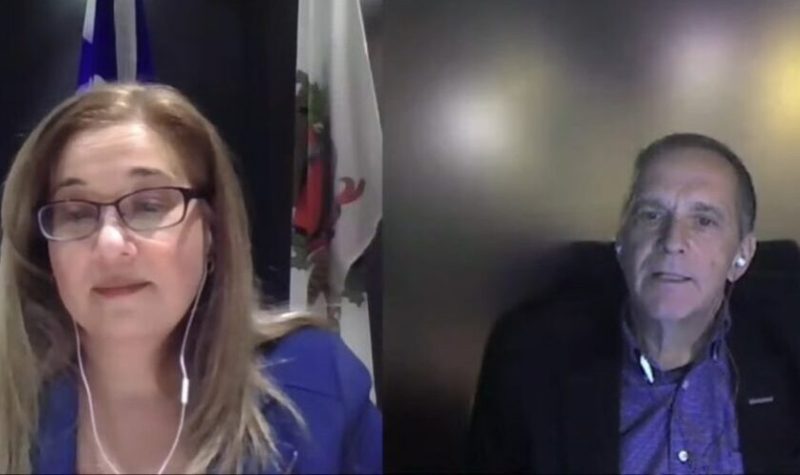 Une capture d'écran partagée de la séance municipale sur youtube. À gauche de l'écran Doreen Assad est dans son bureau. Elle porte une blouse mauve et des lunette. À droite de l'écran, Michel Gervais porte une chemise mauve et un veston noir