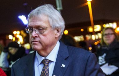 Gaëtan Barrette vêtu de veste bleu foncé, cravate sur chemise bleu clair.