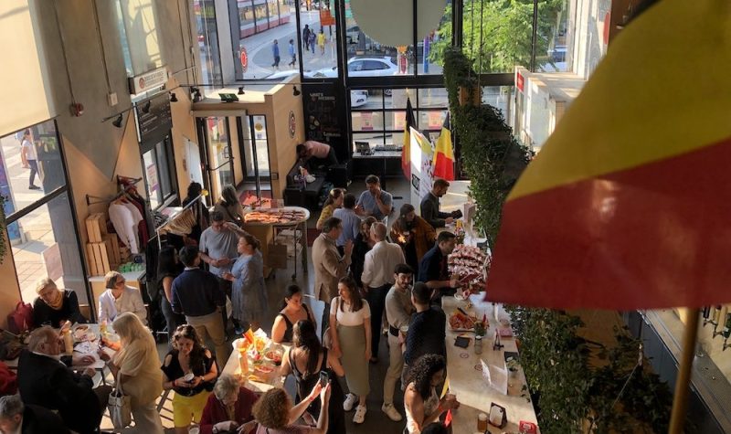 Vue du balcon, les premiers arrivés de la célébration du National Belgium Day par To.Be (photo: Marine Ottogalli)