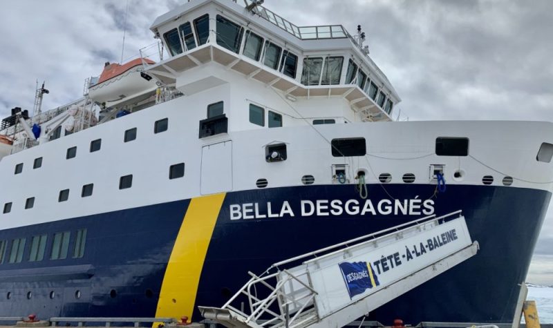 Une rampe sur laquelle on peut lire Tête-à-la-Baleine repose devant un navire avec l'écriteau Bella-Desgagnés.