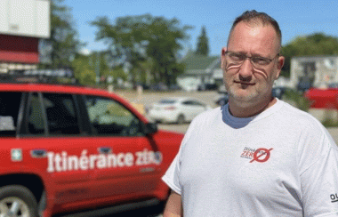Benoît Leblanc, fondateur du mouvement Itinérance Zéro devant une voiture de distribution de repas