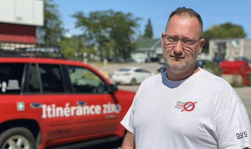 Benoît Leblanc, fondateur du mouvement Itinérance Zéro devant une voiture de distribution de repas