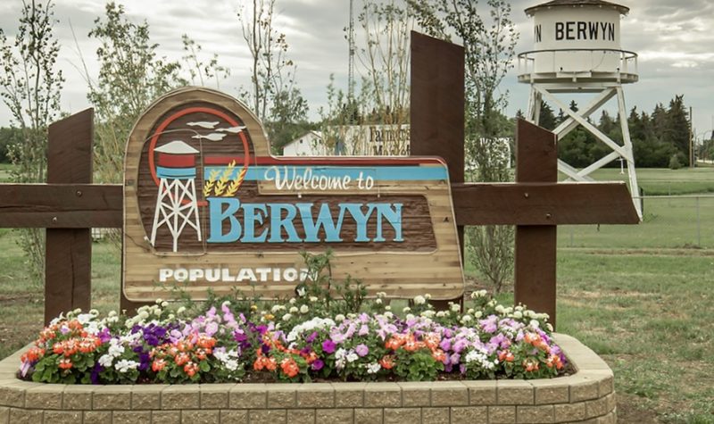 L'affiche à l'entrée du village de Berwyn sur laquelle est écrit le nom du village.