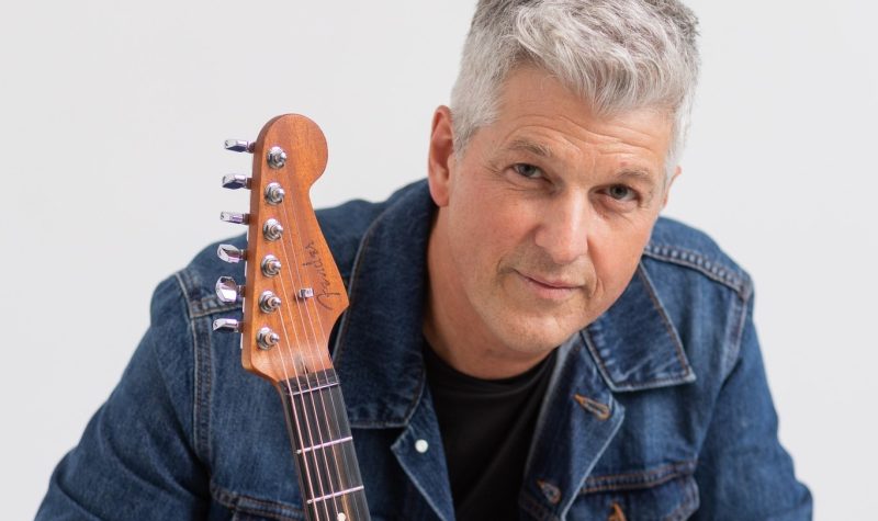 un homme avec sa guitare