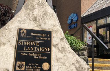 Une pierre en l'hommage de Simone Lantaigne, devant l'entrée du CAH