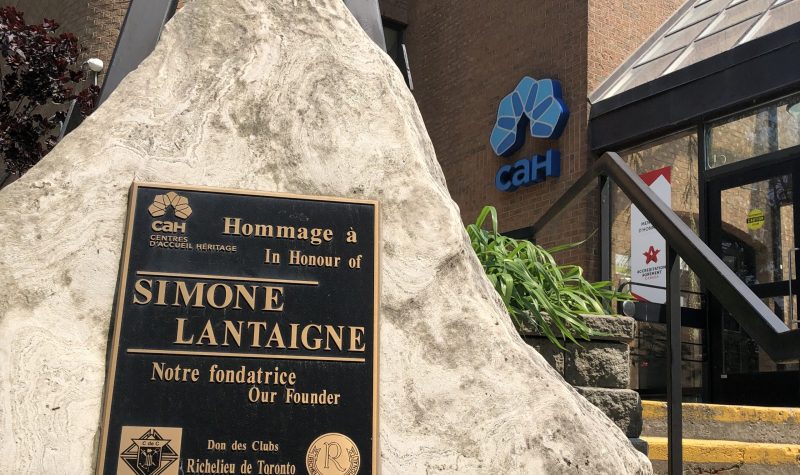 Une pierre en l'hommage de Simone Lantaigne, devant l'entrée du CAH