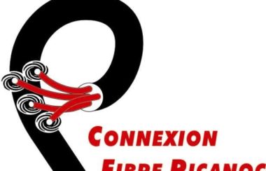 A black and white and red logo for Connexion Fibre Picanoc with a fibre cable at the centre