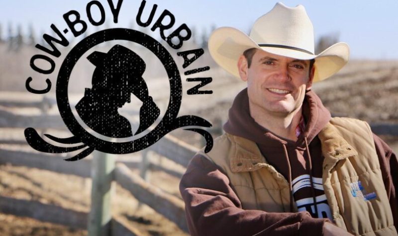 Logo de la série Cowboy Urbain à la gauche et Steve Jodoin à la droite