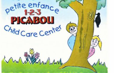 The logo of CPE 1-2-3 Picabou, with a drawing of three flowers, and two children looking out from behind a tree on green grass.