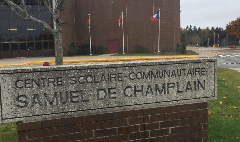L'avant du Centre scolaire-communauatire Samuel-de-Champlain; le bâtiment est fait de brique et, devant, il y a une construction en brique sur lequel est écrit le nom du centre