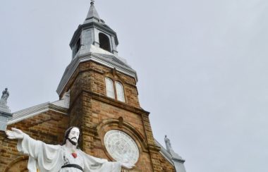 Depuis le début de la pandémie de la COVID-19, la Paroisse Saint-Pierre de Chéticamp a trouvé des solutions créatives pour rendre l'église paroissiale aussi sécuritaire que possible. (Photo: Daniel Aucoin)