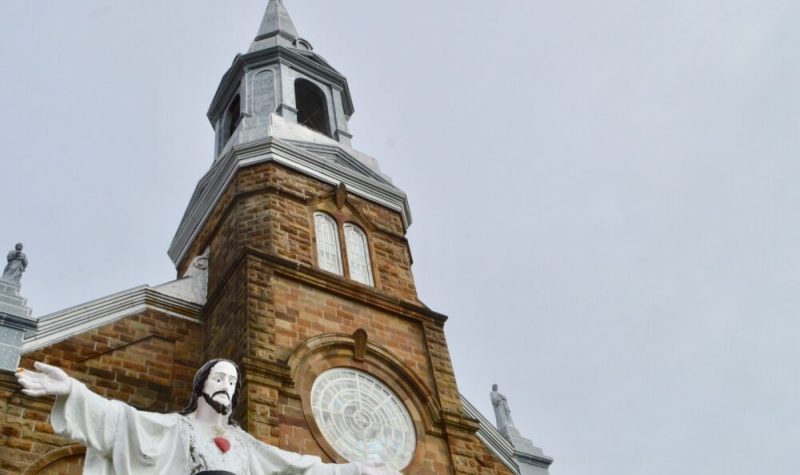 Depuis le début de la pandémie de la COVID-19, la Paroisse Saint-Pierre de Chéticamp a trouvé des solutions créatives pour rendre l'église paroissiale aussi sécuritaire que possible. (Photo: Daniel Aucoin)