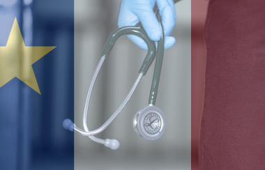 Un personnel de santé tient un stétoscope. L'image est aux couleurs du drapeaux acadiens