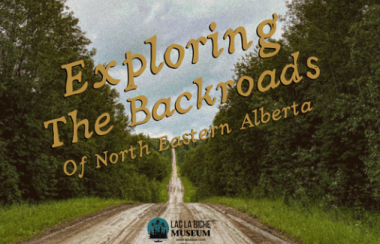 Un dessin réaliste d'un chemin de terre entouré de grandes forêts. Sur le dessin, il est écrit « Exploring the Backroads of North Eastern Alberta » En plus petit, il y a le logo et le nom « Lac La Biche Museum »