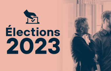Deux personnes sont sur une affiche. L'affiche mentionne « Élections 2023 » avec une dessin d'une boite et d'une main.
