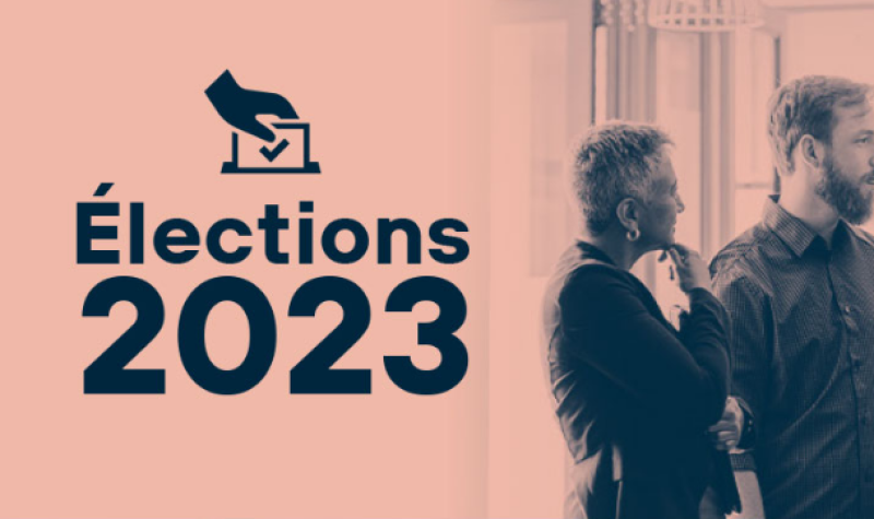 Deux personnes sont sur une affiche. L'affiche mentionne « Élections 2023 » avec une dessin d'une boite et d'une main.