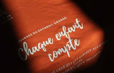Un chandail orange pour ne pas oublier. Photo : Campus Saint-Jean
