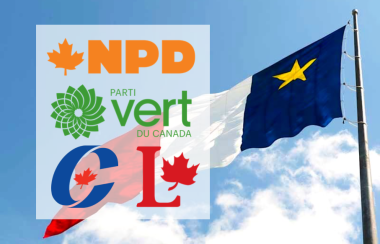 Le drapeau acadien sur fond de ciel bleu avec autour les 4 logo des parti, NPD, Vert, Conservateur et Libéral