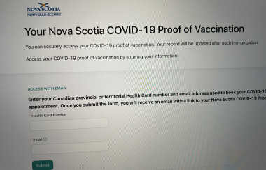 L'écran de connexion de la santé publique pour obtenir sa preuve de vaccination. On demande le numéro de carte de santé et l'adresse courriel.