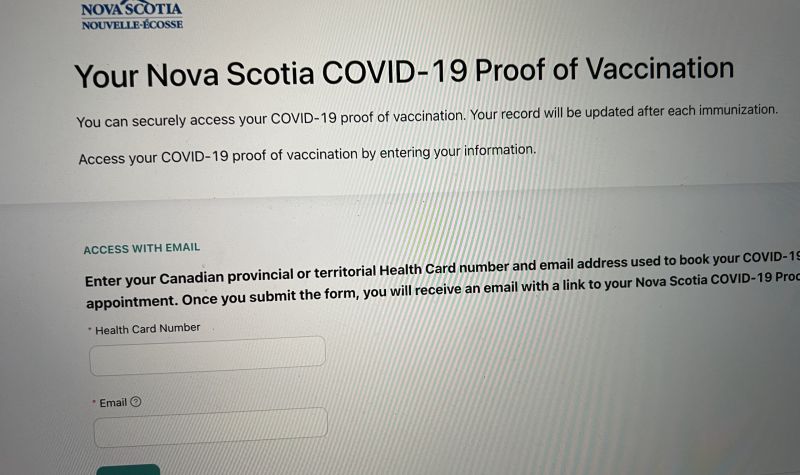 L'écran de connexion de la santé publique pour obtenir sa preuve de vaccination. On demande le numéro de carte de santé et l'adresse courriel.
