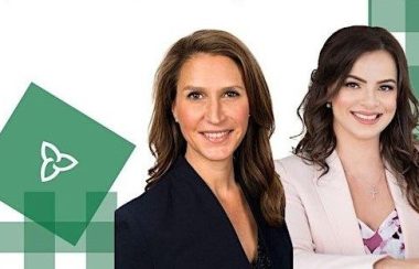 On peut voir Caroline Mulroney (à gauche), ministre déléguée des Affaires francophones et Natalia Kusendova, députée de Mississauga-Centre sur une affiche d'un événement célébrant l'Ontario francophone. Le drapeau franco-ontarien est visible à gauche. L'affiche et le drapeau sont blancs et verts.