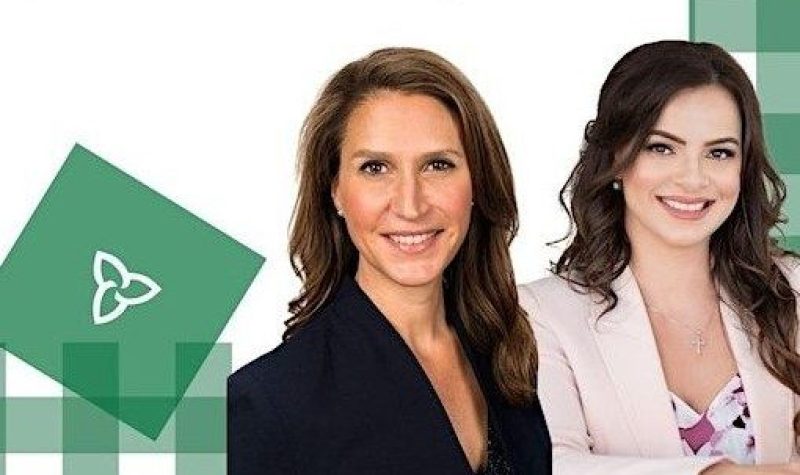 On peut voir Caroline Mulroney (à gauche), ministre déléguée des Affaires francophones et Natalia Kusendova, députée de Mississauga-Centre sur une affiche d'un événement célébrant l'Ontario francophone. Le drapeau franco-ontarien est visible à gauche. L'affiche et le drapeau sont blancs et verts.