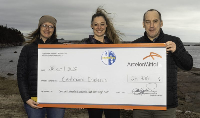 Remise d'un chèque d'ArcelorMittal