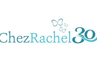 L'organisation ChezRachel écrite en bleu ciel et bleu foncée avec des papillons sur fond blanc.